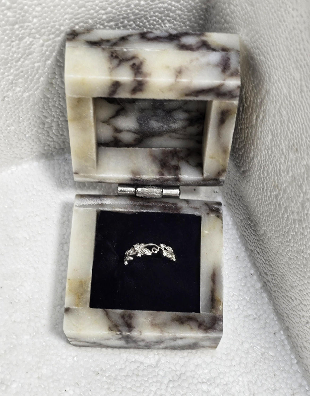 Amaretto Viola Purple White Ring Box a beautiful box perfect for a proposal or display a perfect keepsake that will be treasure forever
