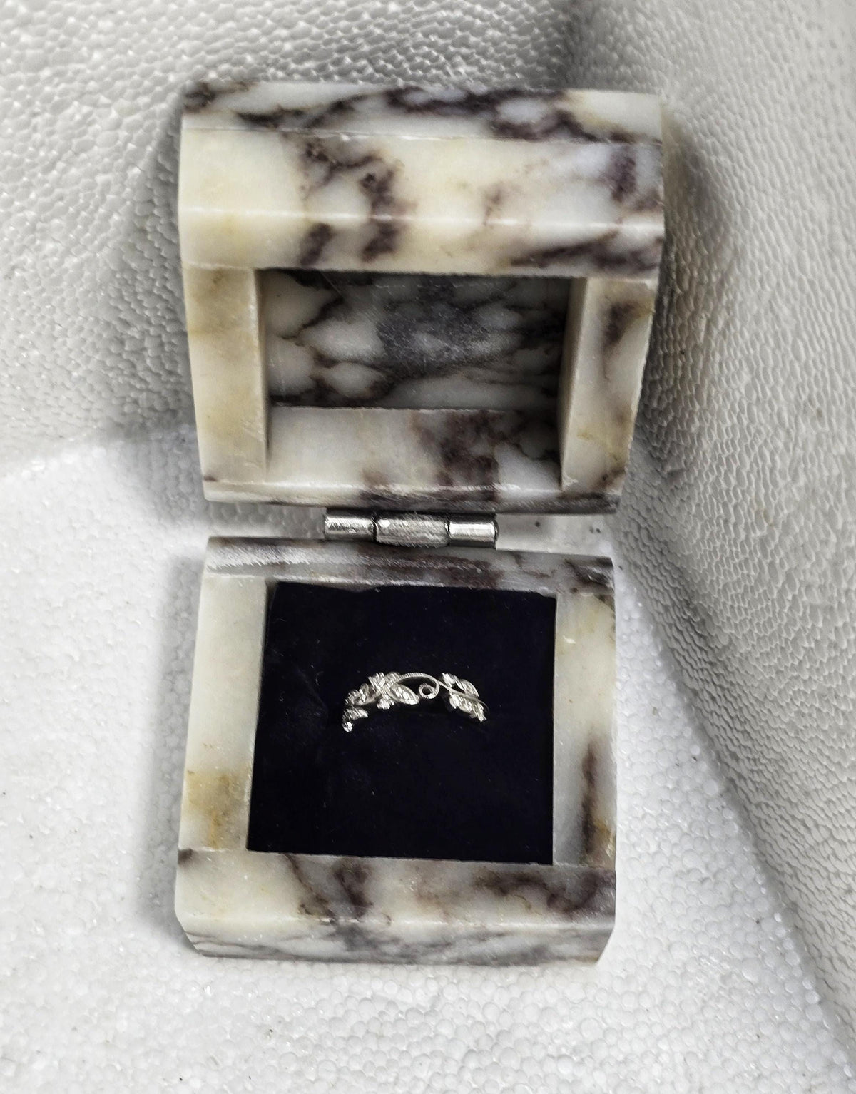 Amaretto Viola Purple White Ring Box a beautiful box perfect for a proposal or display a perfect keepsake that will be treasure forever