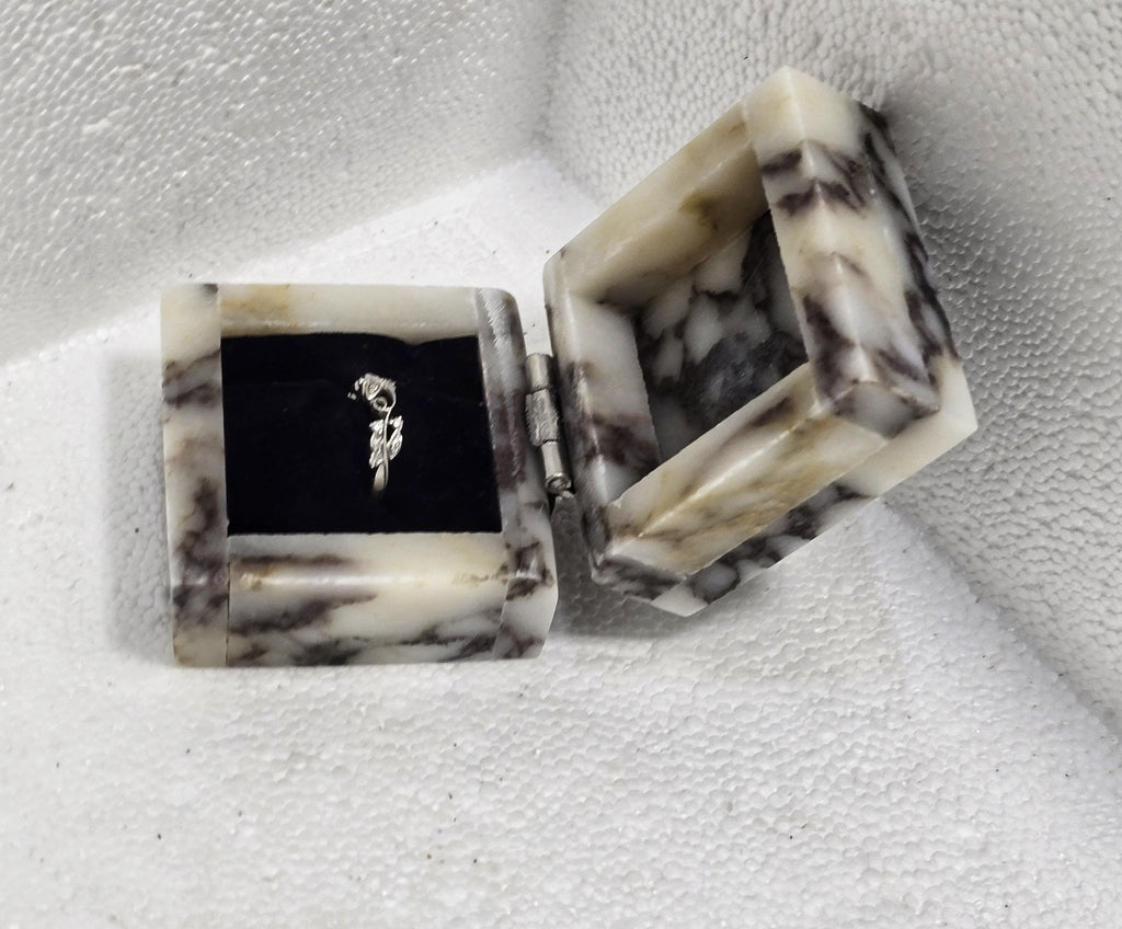 Amaretto Viola Purple White Ring Box a beautiful box perfect for a proposal or display a perfect keepsake that will be treasure forever